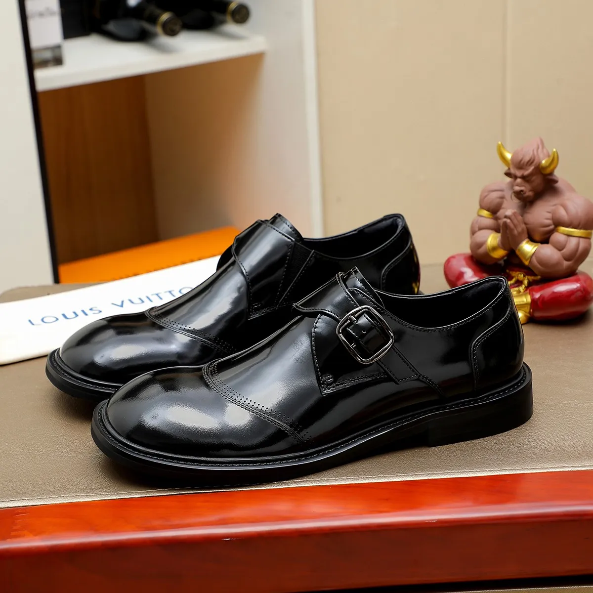 Men's shoes 💰620 💰 Louis Vuitton LV ® Autumn and Winter 🆕 models 🔛Full shoe counter First layer cowhide, 🐂leather lined casual shoes for men, super soft outsole, essential for driving. Counter synchronized original first layer cowhide completely 1:1 mold customization 🌹Top version, 2 colors available! Number: 38-45 (37.46. Customized)